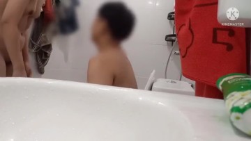 Rekam Teman lagi Mesum di Kamar Mandi