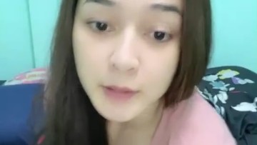 Si Cantik Ngangkang Pamer Toket Mungilnya