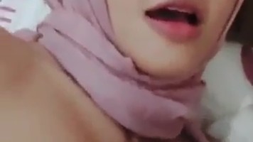 Cewek Jilbab Pink Sange Menggoda Pengen di Entotin Beb