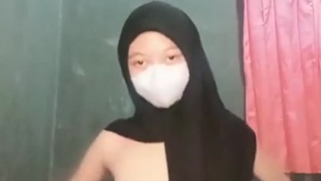 Dedek Jilbab Telanjang Dada di Dream Live