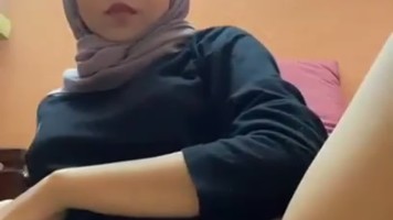 Meliana Hijab Doyan Omek Ngangkang Terbuka