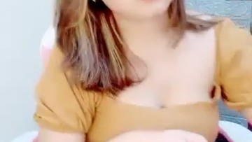 Melanie Uting Nenen Pamer Selangkangan Dong