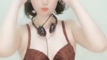 Pyonna Bra Coklat Buka-bukaan Menggoda Live di Dream