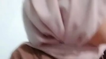 Bokep Ukhti Hijabers Cantik Remas Buah Dada Godain Pascol